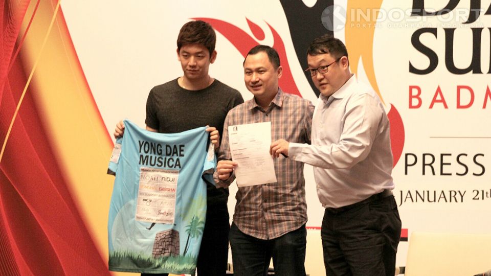 Bintang bulutangkis Korea Selatan, Lee Yong Dae saat diperkenalkan sebagai pemain Musica Champions Kudus, di Jakarta. Copyright: &copy; Herry Ibrahim/INDOSPORT